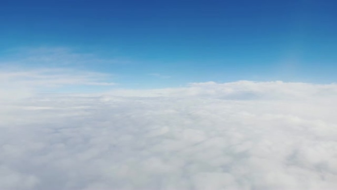在云层中飞行-从飞机的窗户看