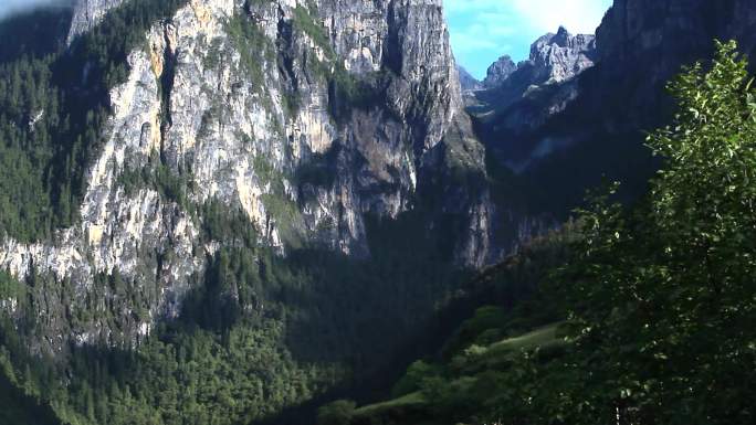 高山高原村落云层