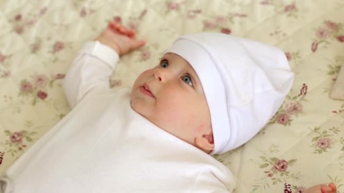 白色背景上的一个新生的四个月大的孩子的肖像。