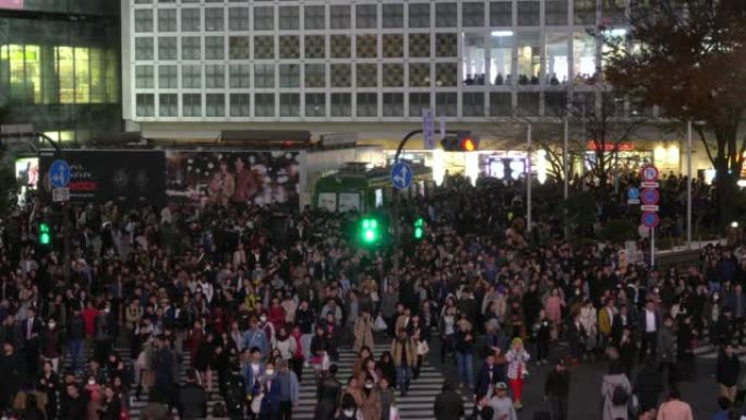 拥挤的人们走在日本涩谷区的omotsando大道