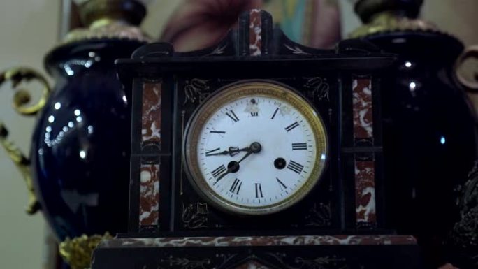古董店旧钟表和水罐