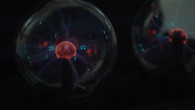 两个带有磁场和射线的玻璃球站在黑暗中