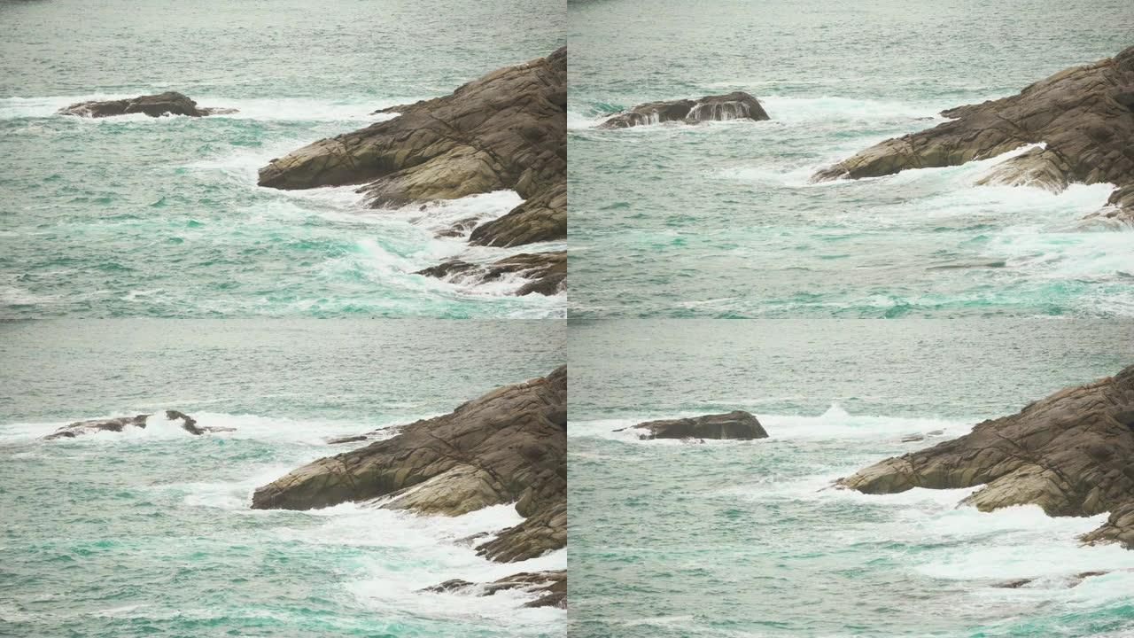 海浪在石岸破裂