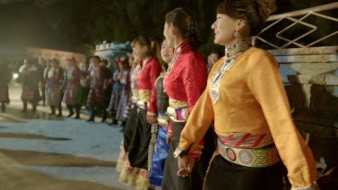 藏族同胞手拉手欢聚跳舞唱歌