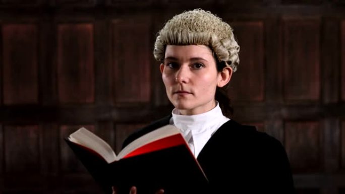 女律师在法庭上的肖像阅读法律书籍