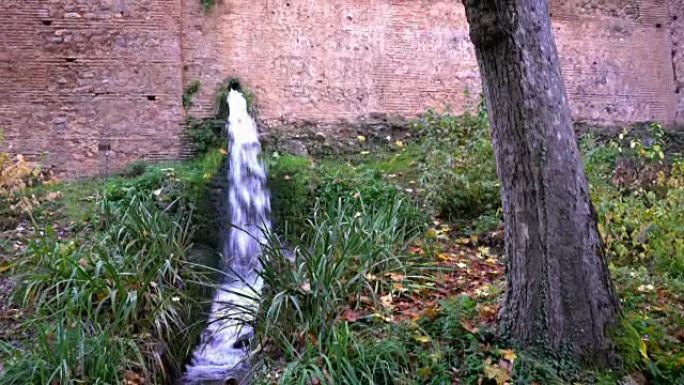 从阿尔罕布拉宫的墙壁上喷出的水变成了小溪。
