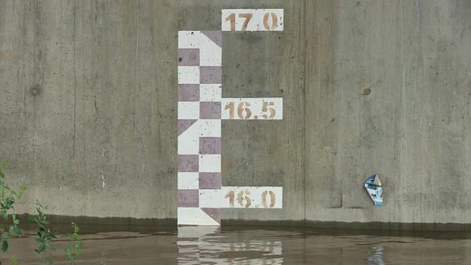 桥梁上的水位标记显示临界河流水位上升