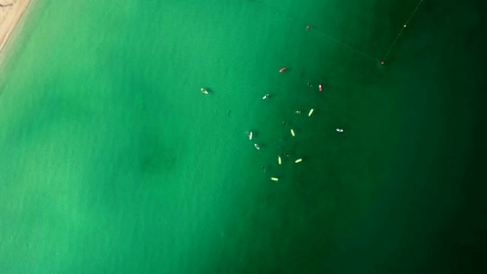 在美国朱美拉海滩练习站立划桨的人们的鸟瞰图