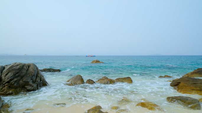 阴天多云海边海浪拍打礁石 海浪拍打岩石