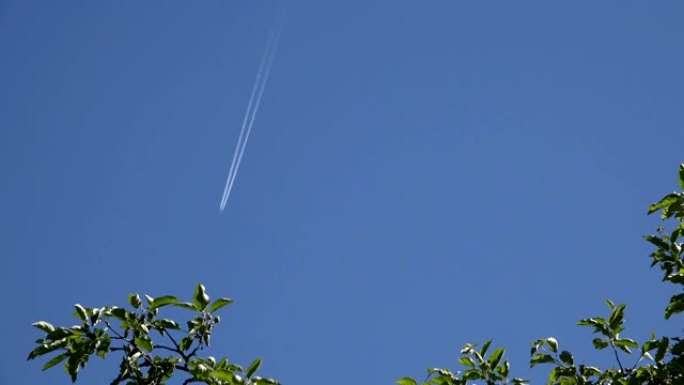 飞行飞机在蓝天下留下白线。4K