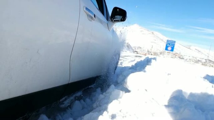 汽车在冬天被困，在相机上撒雪