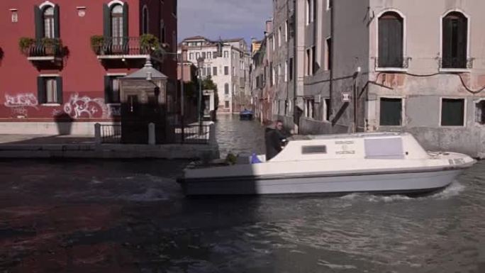 威尼斯。旧城运河上的船只