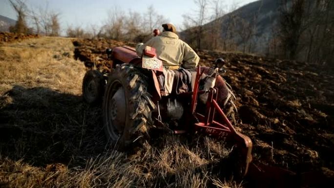高级男子驾驶小型拖拉机和耕地。农业活动。非城市场景