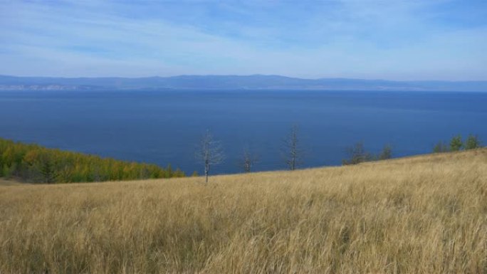 俄罗斯伊尔库茨克奥尔洪岛贝加尔湖蓝天和草地的惊人美丽景观