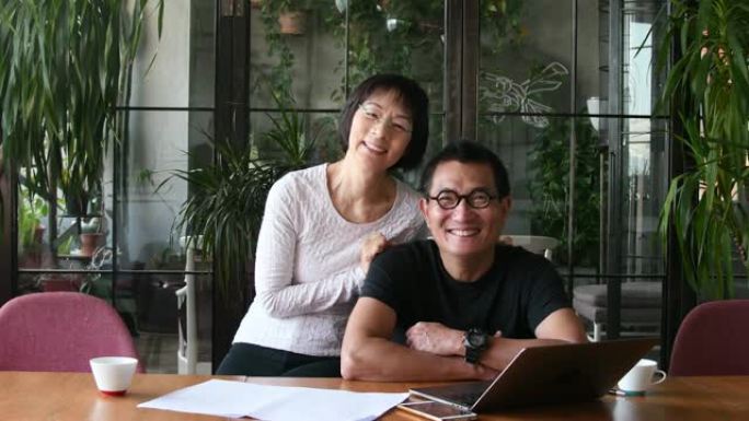 中国夫妇在家用笔记本电脑做文书工作