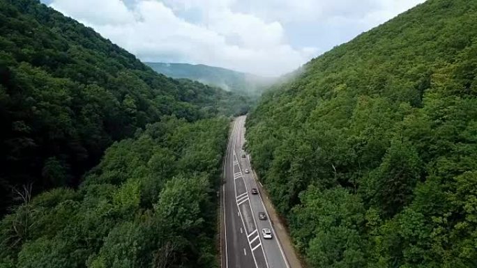 俄罗斯索契蜿蜒的山口公路上的汽车运输的4k航拍