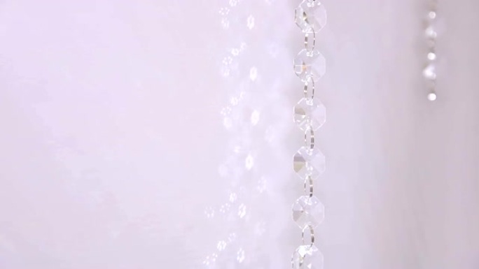 婚礼装饰中的透明水晶。带有鲜花和水晶的婚礼拱门。