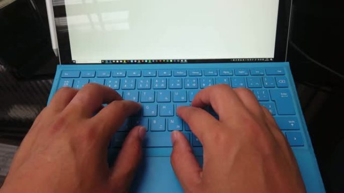 观点/男人在房间里的笔记本电脑上打字蓝色键盘 (日语)