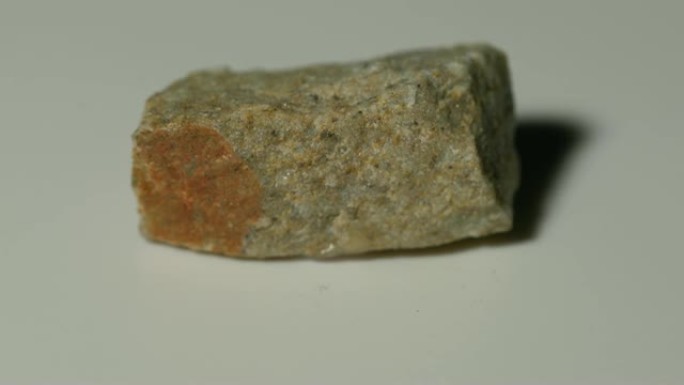 白色背景旋转的石英砂岩矿物样品