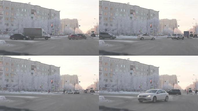 苏尔古特-11月15日: 俄罗斯苏尔古特2015年11月15日冬季城市的汽车交通。苏尔古特拥有俄罗斯