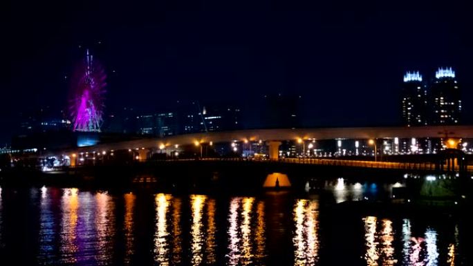 东京台场河边的夜间延时摩天轮