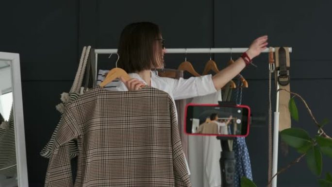 女精品店老板为她的博客录制了有关新衣服和配饰的视频