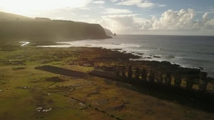 航拍镜头。日出时复活节岛悬崖上的无人机景观。太平洋撞击海岸线和太阳升起地平线上的壮丽景色在一个充满色