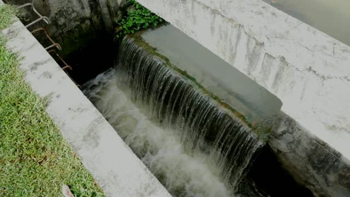 污水处理厂。水在混凝土水箱中流动