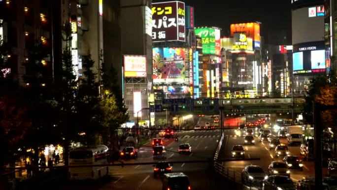 夜间交通道路，在下雨的城市高层建筑上拥挤着横幅标志