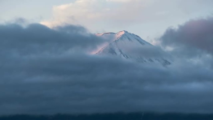 延时富士山在川口湖移动的云层上移动
