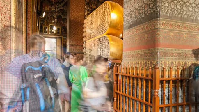 游客在Wat Po教堂散步和寻找泰国传统艺术的时光倒流