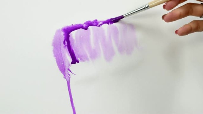 在白纸上涂上紫色的水色。