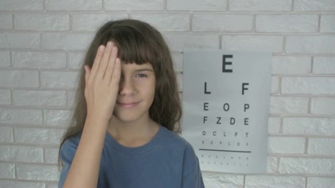 眼科检查的快乐孩子。