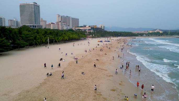 海南三亚市三亚湾大东海旅游区沙滩上的游客
