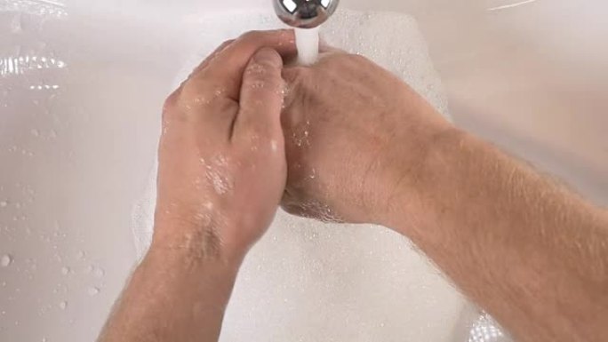 用肥皂洗手以清洁皮肤，以保持良好的卫生习惯