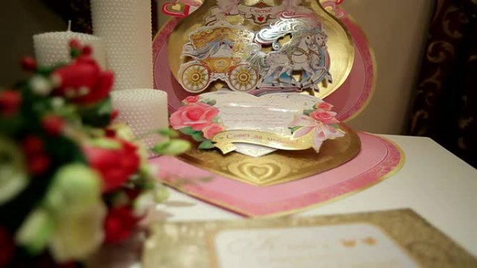 桌子上的大贺卡和婚礼鲜花