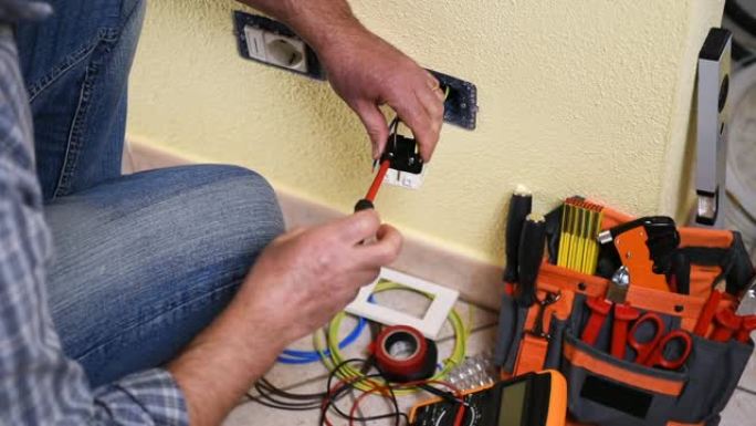 电工技术员在住宅电气系统工作。建筑业。
