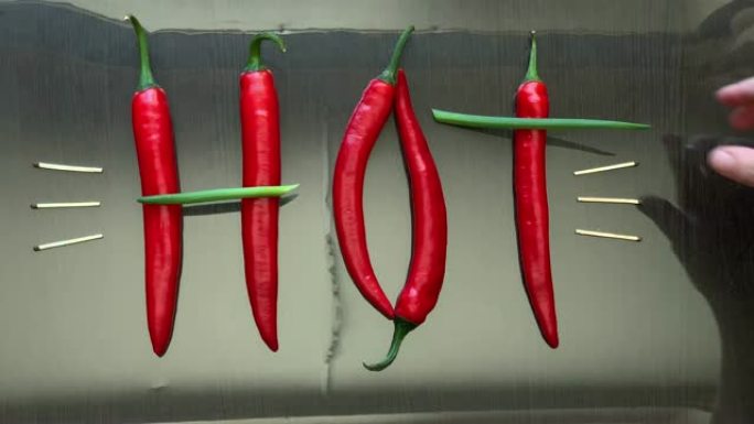 “红辣椒”和“洋葱”在镜面上打出“热”字