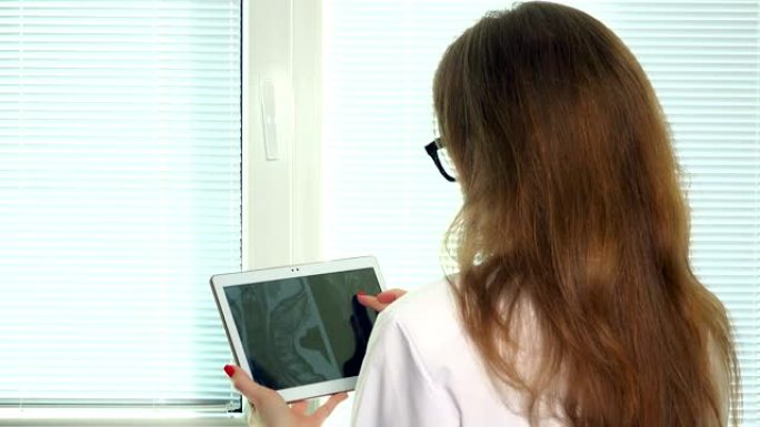 女医生在平板电脑屏幕上看捷运照片