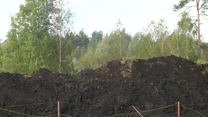 由水生生物和动物腐烂的残骸组成的肥料。从湖中提取的肥料 (Sapropel)，堆积如山。
