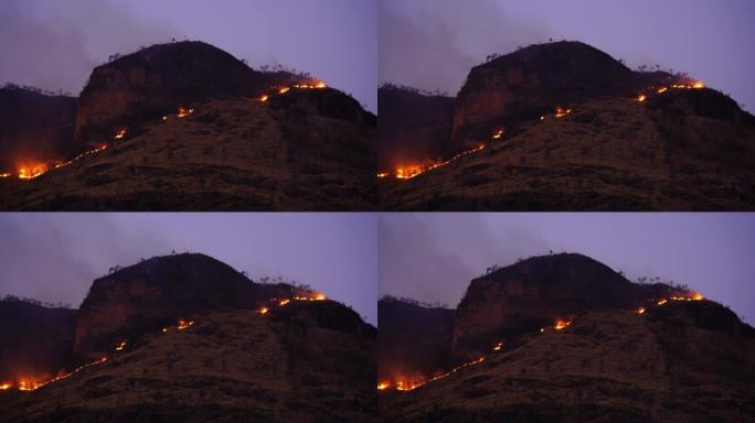 山上的森林大火。
