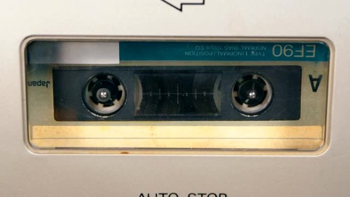 录音机播放插入其中的录音带。老式录音带