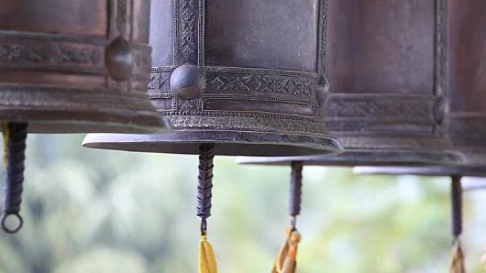 佛教寺庙里的钟声。泰国芭堤雅