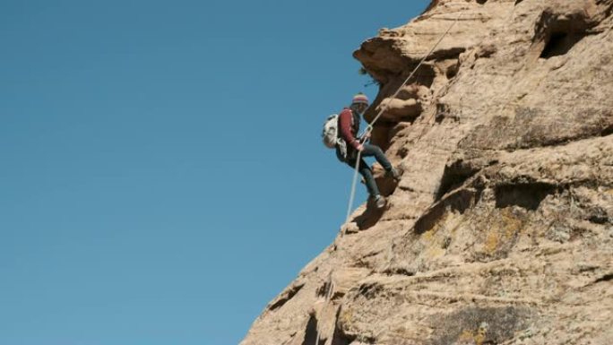 犹他州摩押的女登山者速降
