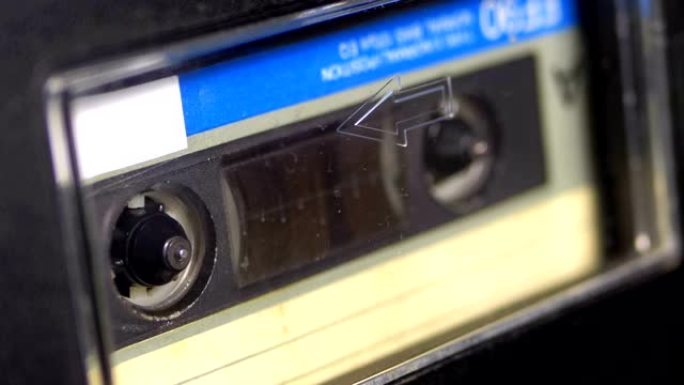 录音机播放插入其中的录音带。老式录音带