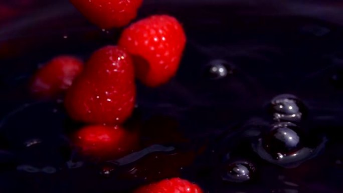 成熟的红树莓掉入果汁中