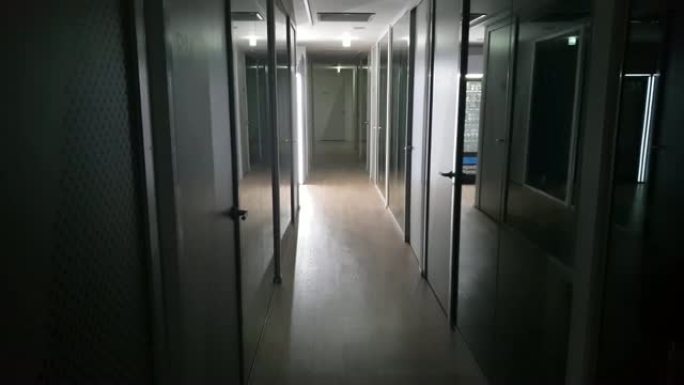 黑暗的办公室走廊