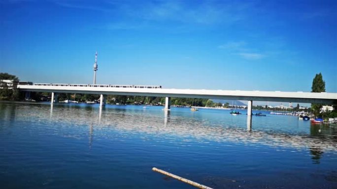 火车在奥地利多瑙河上的桥上经过
