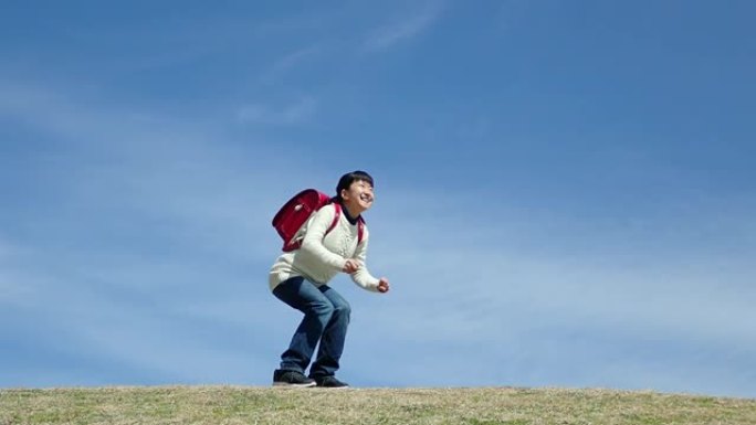 日本小学女生在蓝天中跳跃