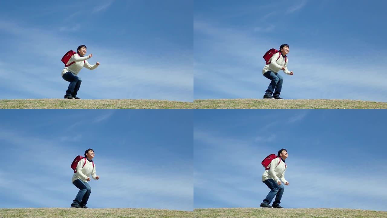 日本小学女生在蓝天中跳跃
